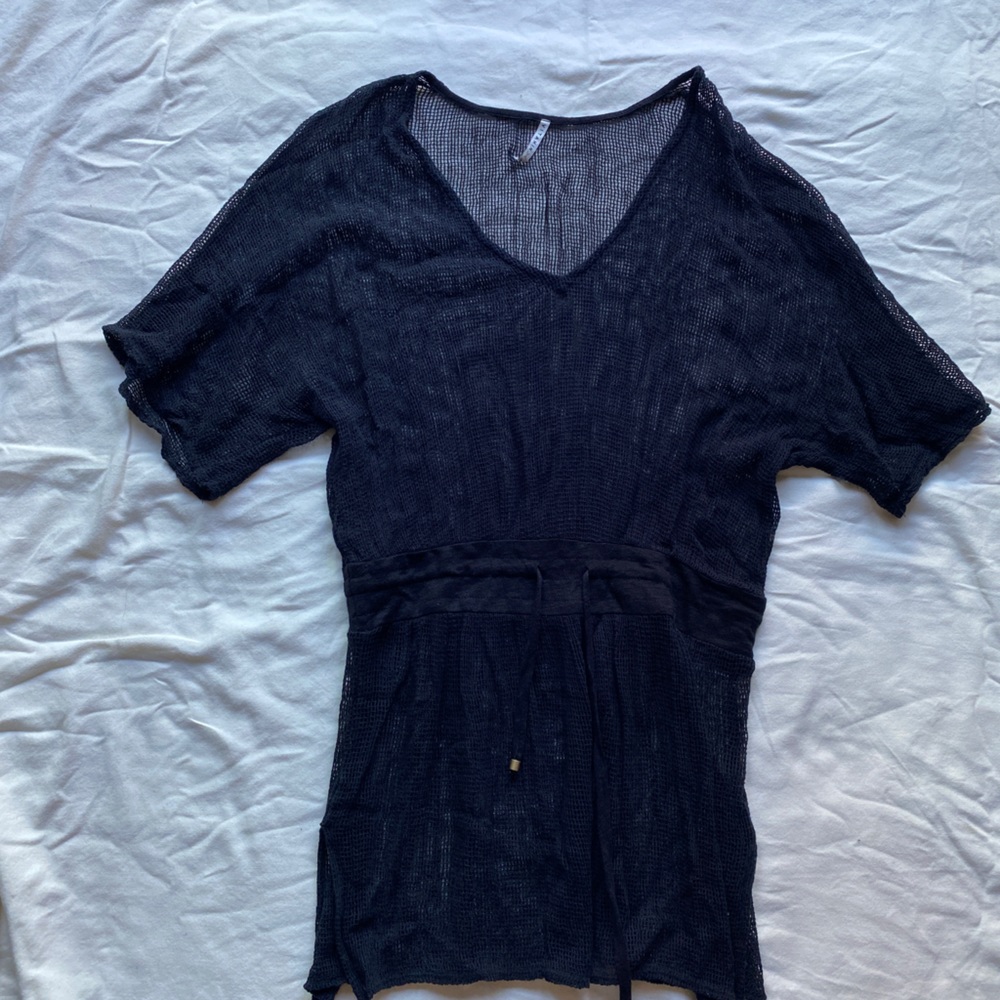 Vitamin A beach cover up in black. Small mesh slightly see through. Size S.